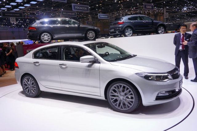 Qoros 3 Sedan fuar otomobilinin önden yan görünümü