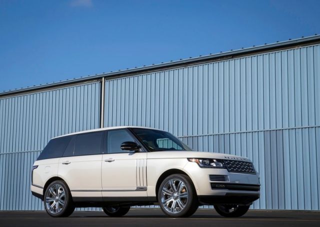 Range Rover LWB koyu renk ön görünümü