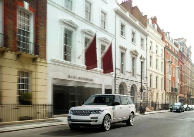 Range Rover LWB açık renk ön üç çeyrek görünümü
