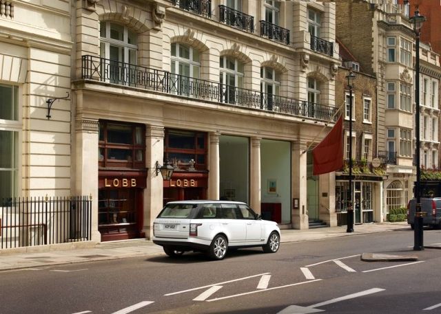 Range Rover LWB açık renk arka görünümü