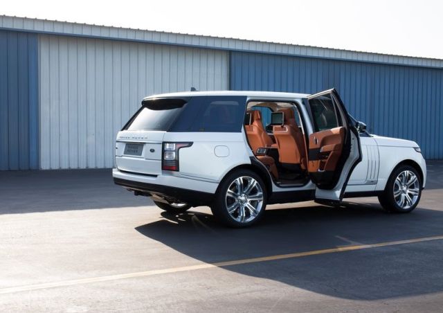 Range Rover LWB koyu renk arka görünümü