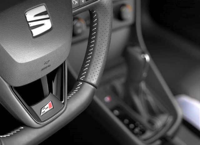 Leon Cupra direksiyonundaki Cupra amblemi