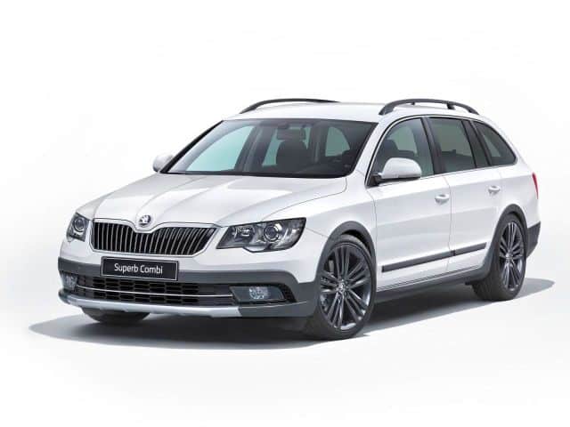 Skoda Superb Combi Outdoor ön tasarımı ve siyah gövde kaplamaları
