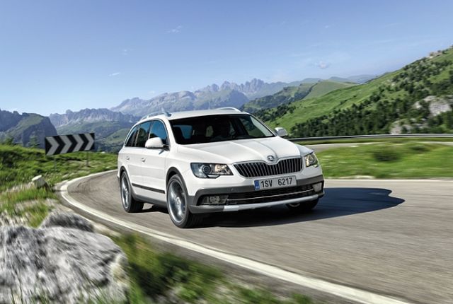 2015 Skoda Superb Combi Outdoor otomobil arşiv görseli