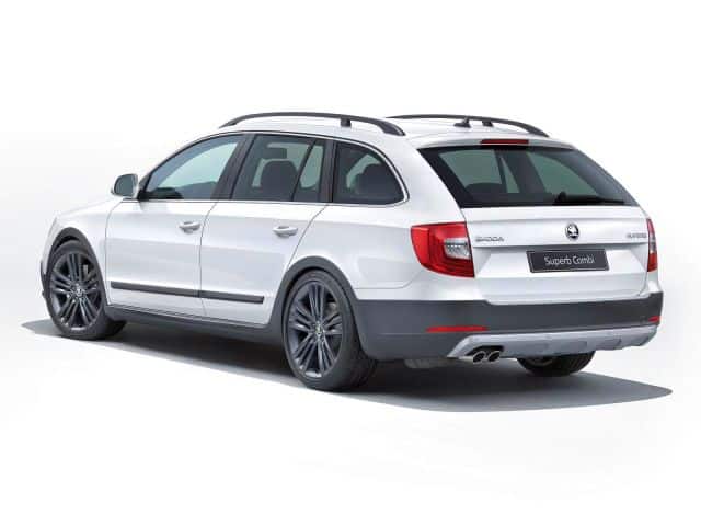 Skoda Superb Combi Outdoor arka tampon ve bagaj bölümü