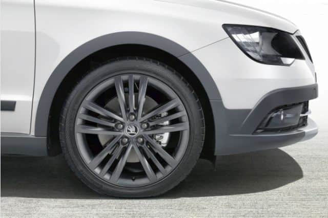 Skoda Superb Combi Outdoor jantı ve çamurluk kaplaması