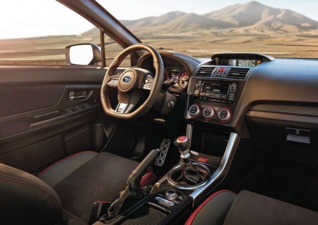 Subaru WRX STI ön kabin görünümü