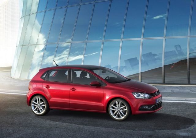 Volkswagen Polo kırmızı gövde yan görünümü