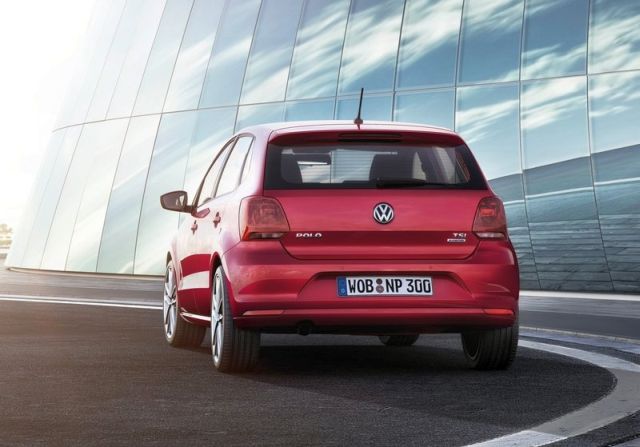 Volkswagen Polo beyaz gövde arka görünümü