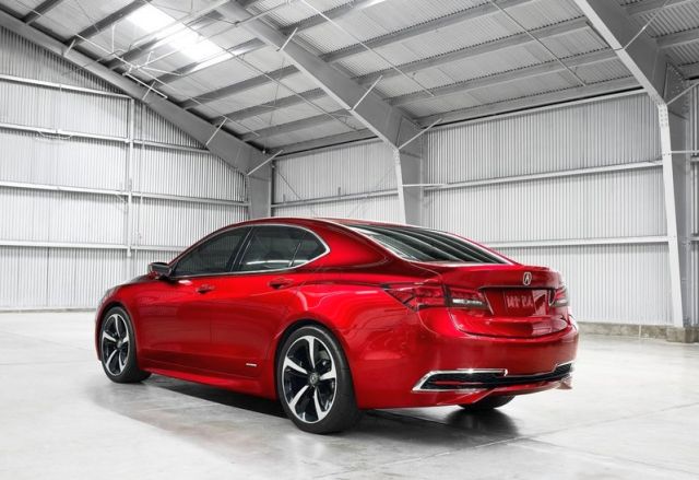 Acura TLX Prototype arka görünümü