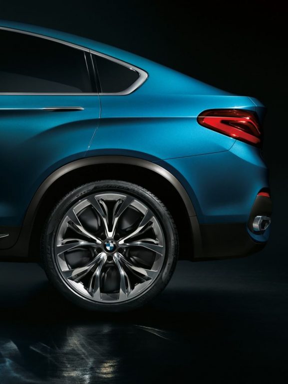 BMW X4 konseptinin dikey kadrajlı arşiv görseli