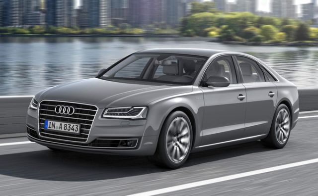 Audi A8 yan ve ön görünümü