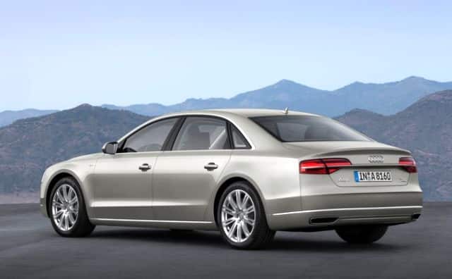 Audi A8 arka görünümü