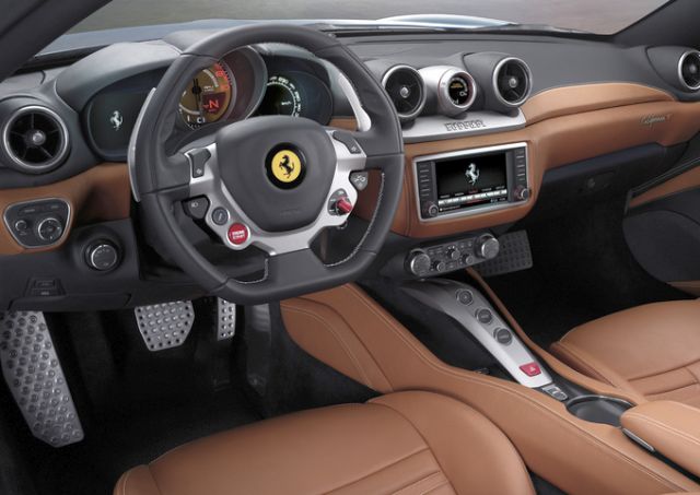 Ferrari California T gösterge paneli ve direksiyon tasarımı