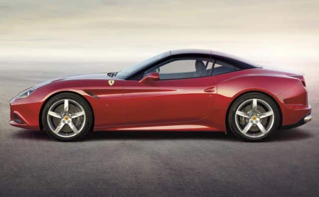 Ferrari California T yan profili ve kapalı sert tavanı