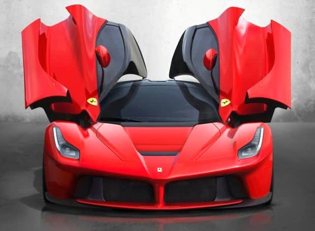 2015 Ferrari LaFerrari yukarı açılan kapılarla yan görünüm