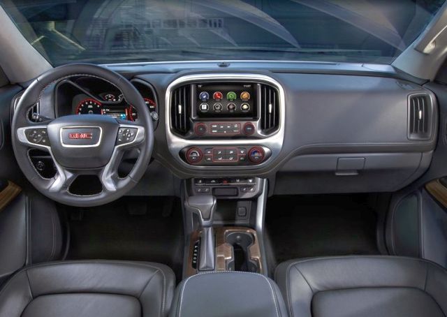 GMC Canyon gösterge paneli ve orta konsolu