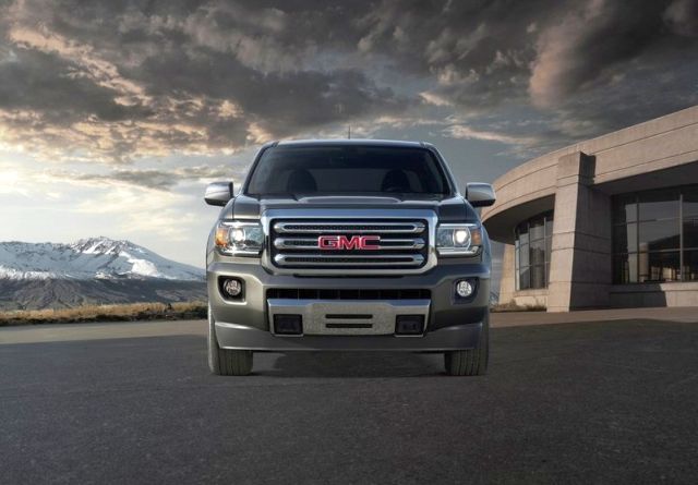 2015 GMC Canyon ön üç çeyrek görünümü