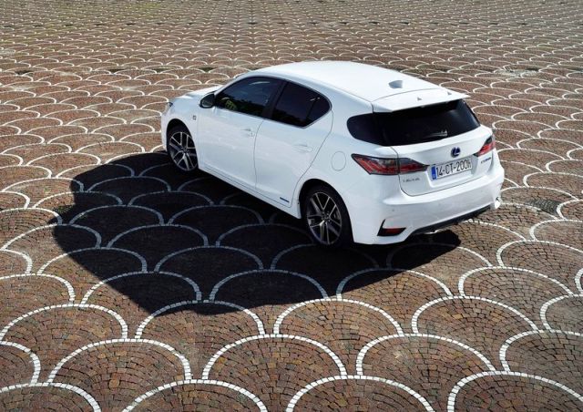 Lexus CT 200h üst açı görünümü