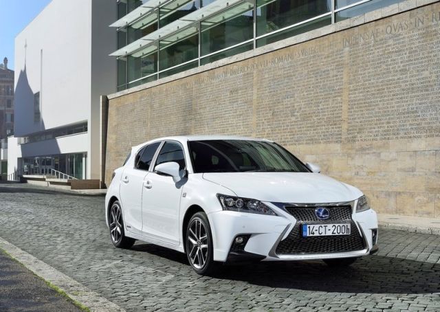 Lexus CT 200h ön çapraz görünüm