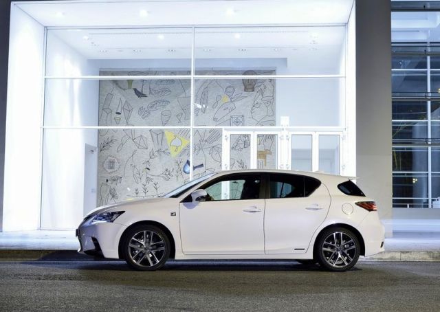 Lexus CT 200h profil görünümü