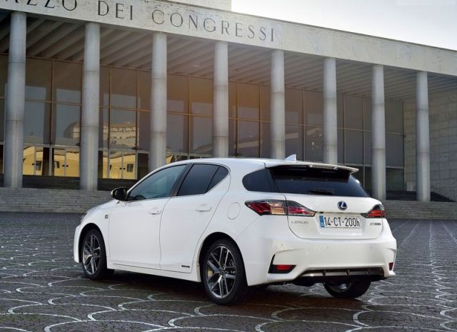 Lexus CT 200h arka çapraz görünüm