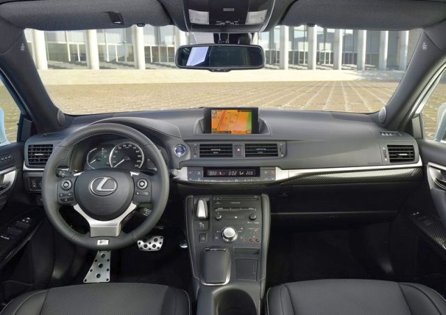 Lexus CT 200h direksiyon ve kokpit
