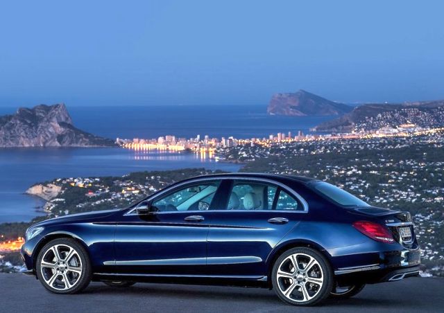 Koyu mavi Mercedes-Benz C-Class W205 ön üç çeyrek görünümü