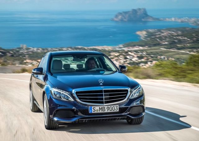 Mercedes-Benz C-Class W205 far ve ön bölüm görünümü