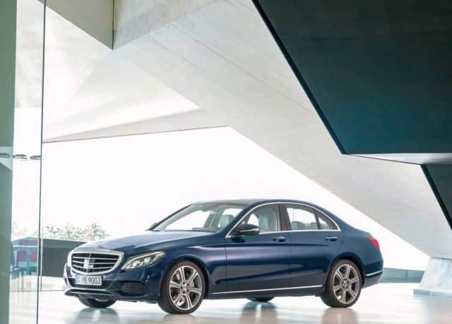Mercedes-Benz C-Class W205 beyaz sedan ön görünümü