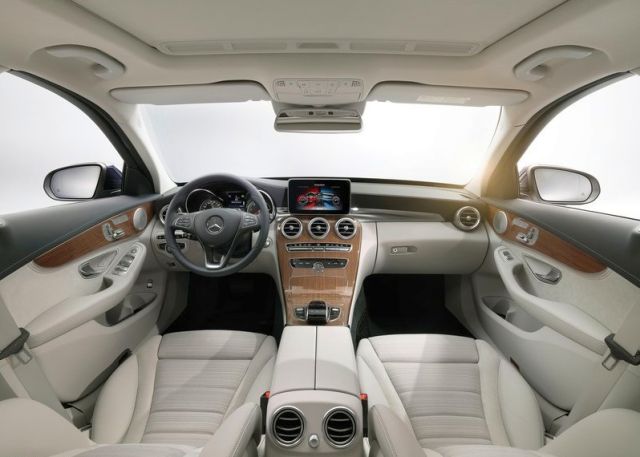 Mercedes-Benz C-Class W205 ön yolcu bölümü