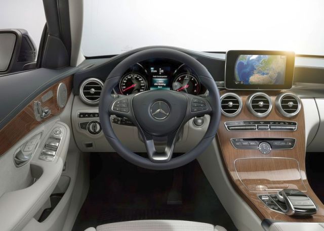 Mercedes-Benz C-Class W205 direksiyon ve gösterge paneli