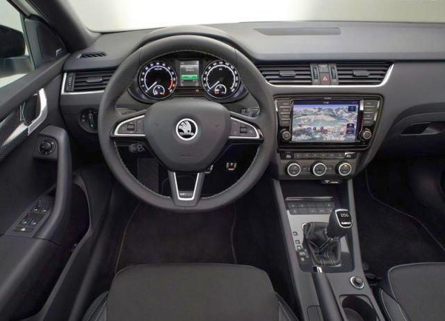 Octavia RS gösterge paneli ve direksiyonu