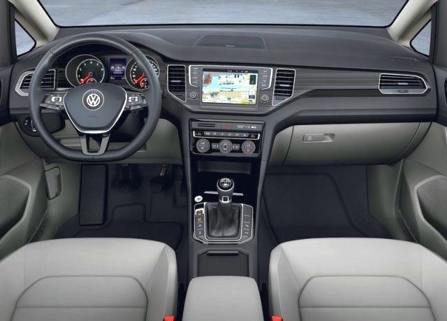 Golf Sportsvan açık renk iç mekan