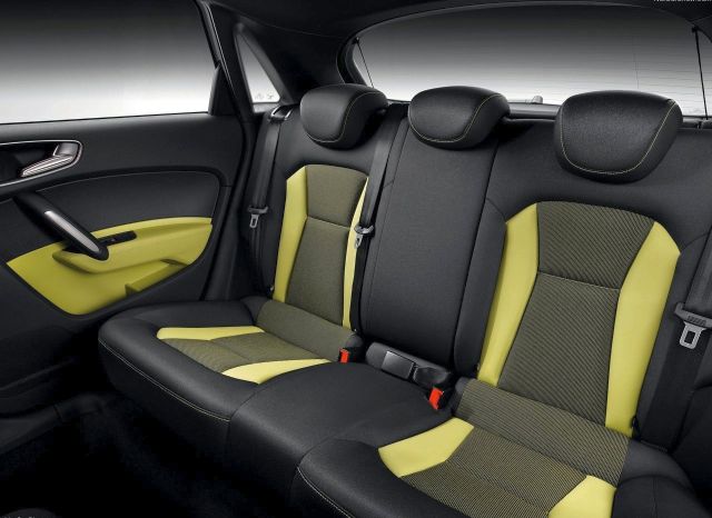 Audi A1 yeşil detaylı arka koltuklar