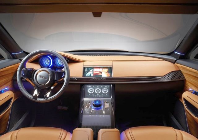 Jaguar C-X17 gösterge paneli ve orta konsol