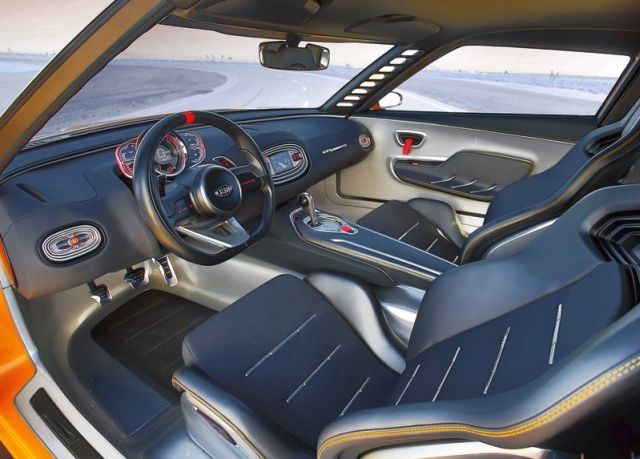 Kia GT4 Stinger gösterge paneli ve düz tabanlı direksiyonu
