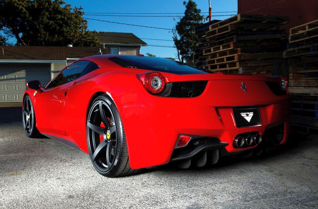 Ferrari 458 Italia arka görünüm ve VS-130 jantlar
