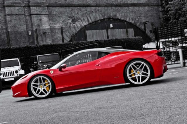 Kahn Design imzalı Ferrari 458 Italia yan görünüm