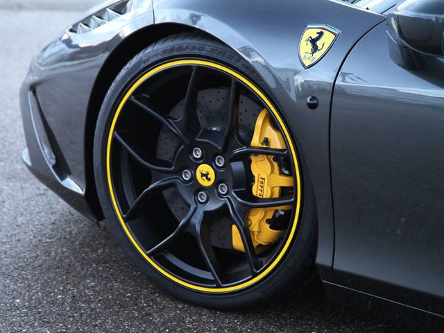 Novitec Ferrari 458 çok kollu jant ve lastik ayrıntısı