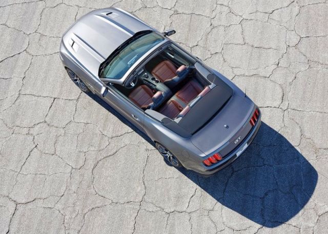 Ford Mustang Convertible üstten gövde görünümü
