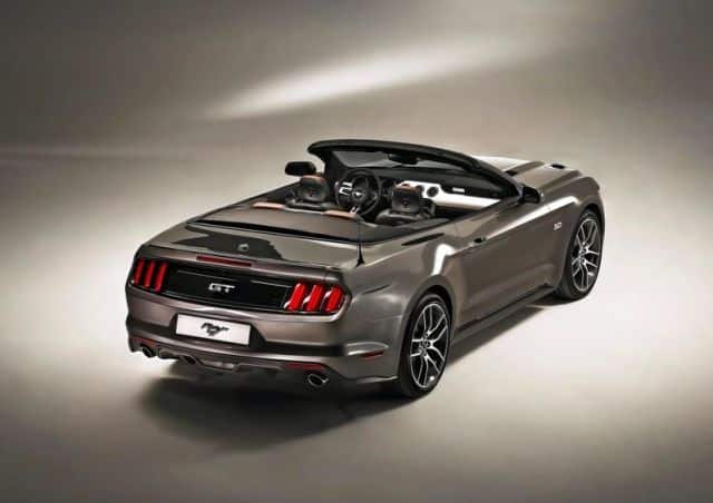 Ford Mustang Cabrio arka çapraz görünüm