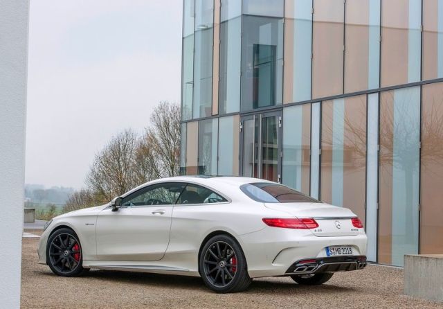 Mercedes-Benz S 63 AMG Coupe arka üç çeyrek görünüm