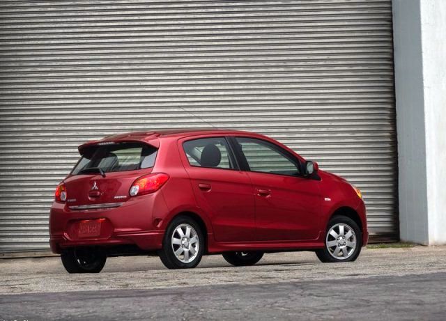 Mitsubishi Mirage farklı açıdan arka görünümü