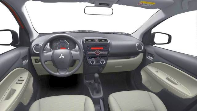 Mitsubishi Space Star gösterge paneli ve kokpiti