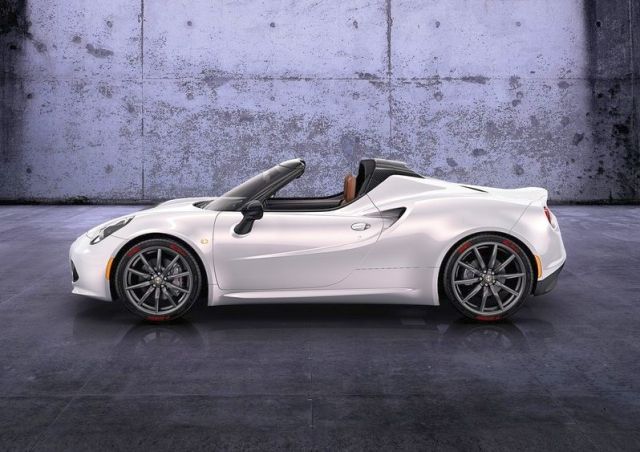 Alfa Romeo 4C Spider yan görünümü
