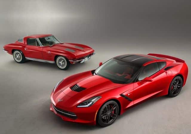 Kırmızı C7 Stingray ile klasik Corvette coupe