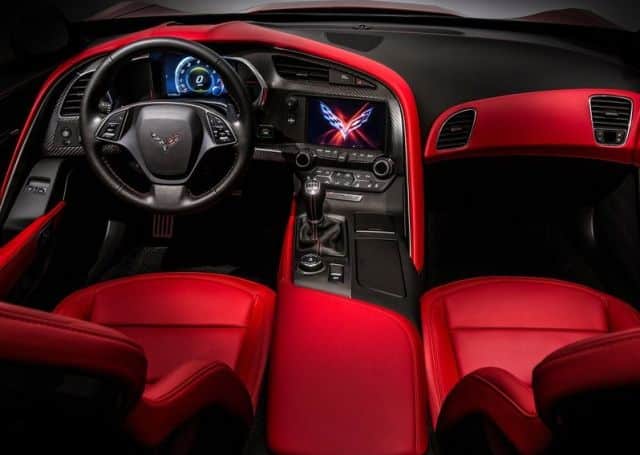 Corvette C7 Stingray kırmızı ve siyah kokpiti