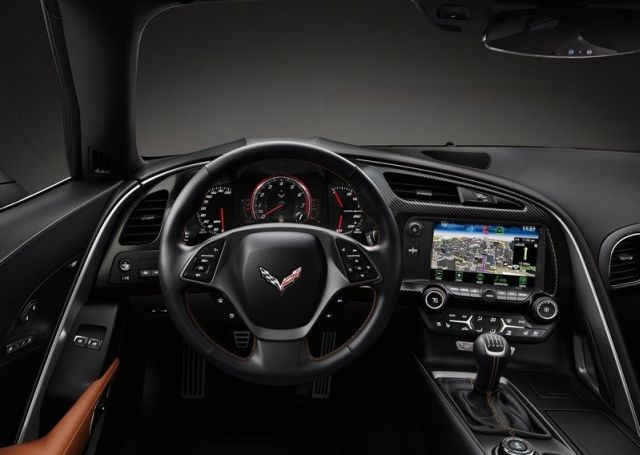 Corvette C7 Stingray sürücü odaklı kokpiti