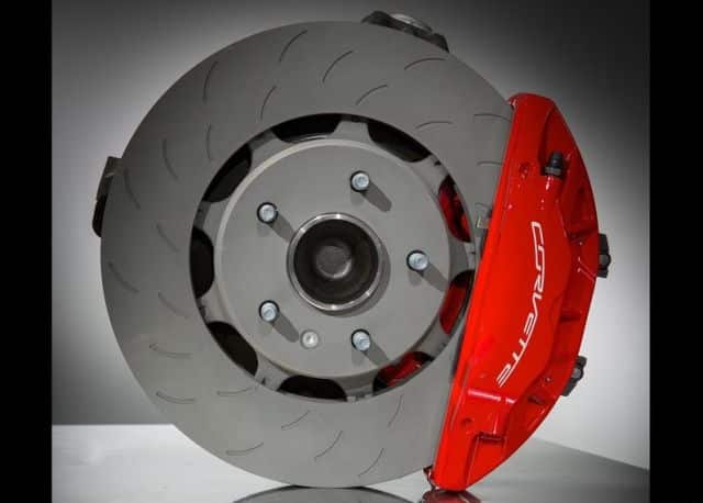 Corvette C7 fren diski ve kırmızı kaliper